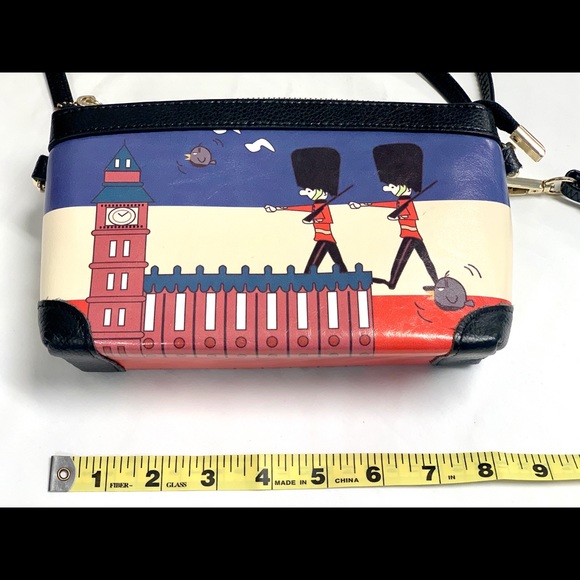 Crossbody-wristlet. - Picture 5 of 5